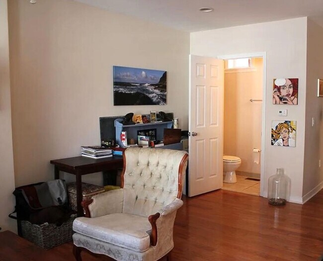 Building Photo - Gorgeous 2-Bedroom Townhome in the Heart o...