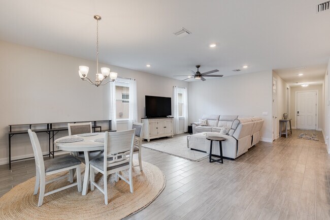 Building Photo - 210 Spg Hl Lk Lp