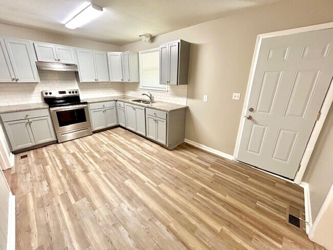 Building Photo - 3902 Lakeview Dr NW