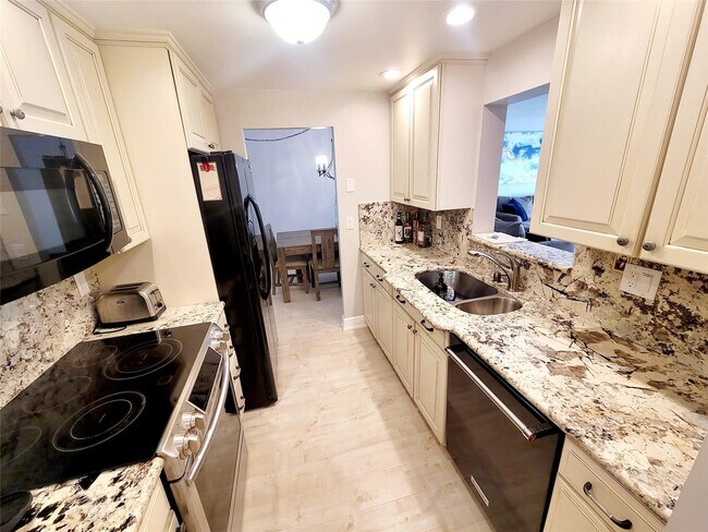 Building Photo - 1009 N Ocean Blvd