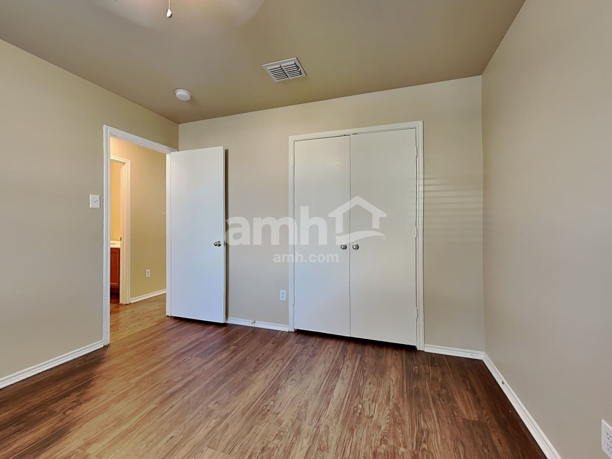 Building Photo - 2806 Lake Terrace Dr