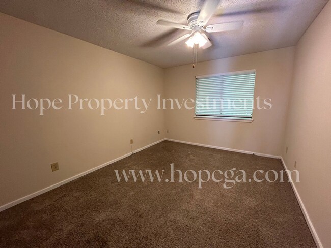 Building Photo - 2 Northlake Cir
