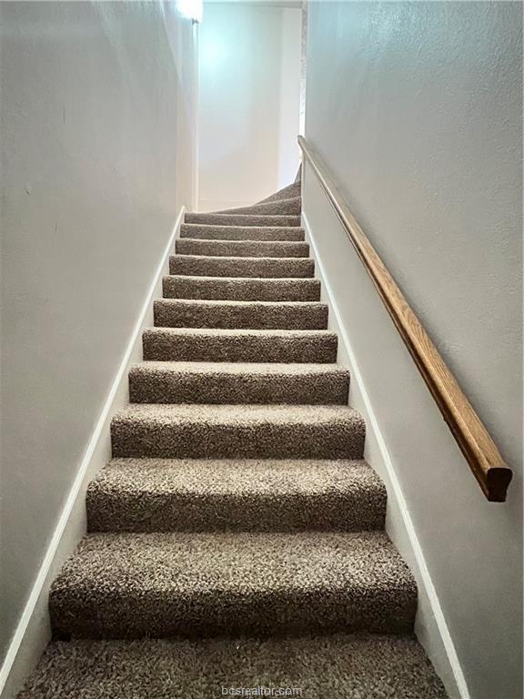 Building Photo - 906 Spring Loop