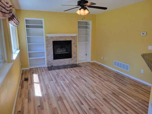Building Photo - 4 Bedroom, 3.5 Bathroom Home with A/C! - A...