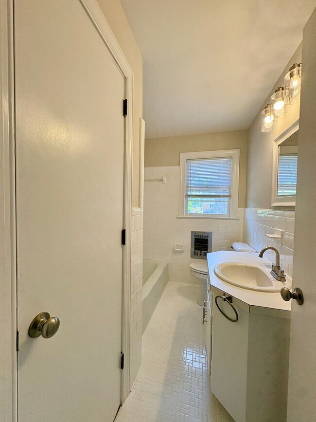 Building Photo - Adorable 2 Bedroom Home in the Heart of Nashville!