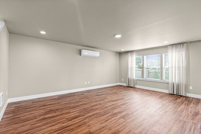 Building Photo - Modern 4-Bed Tacoma Home | Energy Efficien...