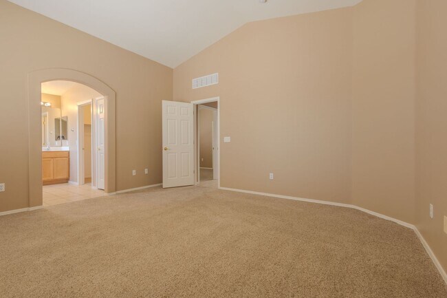 Building Photo - 4 Bedroom, 2 Bath