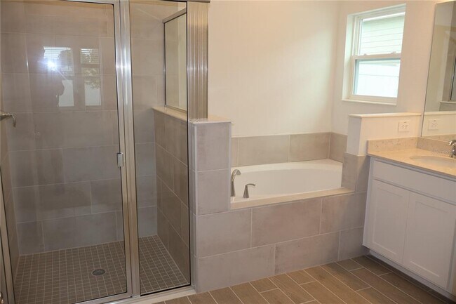 Building Photo - 3260 NE 40th Ln