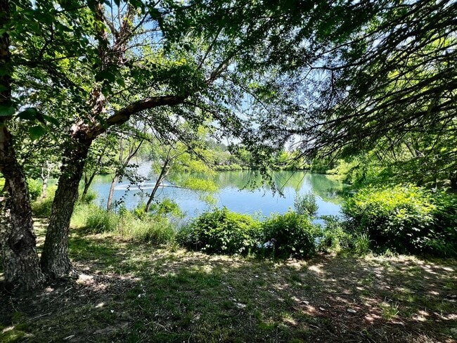 Building Photo - Stunning home in the sought after Suffolk ...
