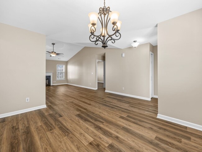 Building Photo - Beautiful 4 bedroom 2 bathroom house ready for you to call home!