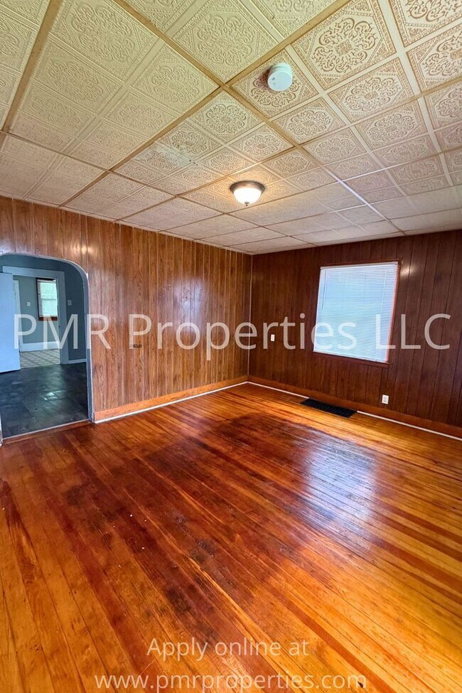 Building Photo - 2 Bedroom/ 1 Bathroom House