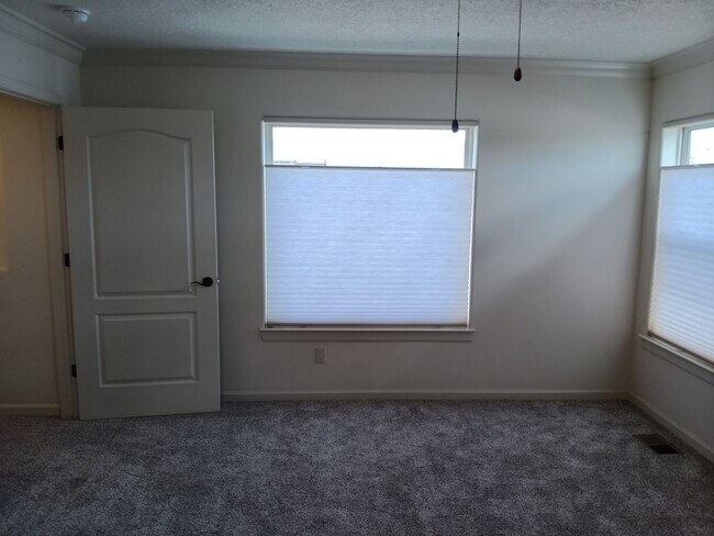Building Photo - Stunning 4 bedroom, 3.5 bathroom home! Sho...