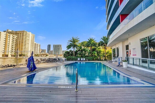 Building Photo - 2600 E Hallandale Beach Blvd