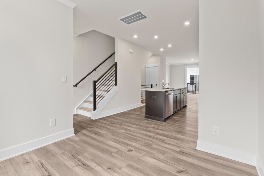 Dining - 1011 Kokomo Ln