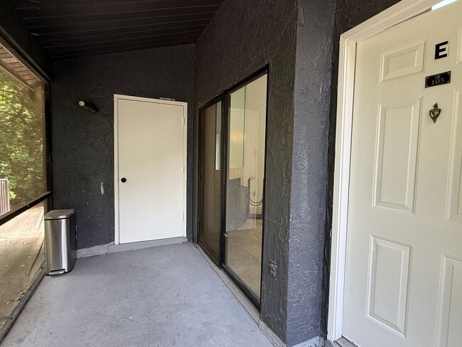 Building Photo - Soaring Ceilings, 2 bedrooms w/a loft