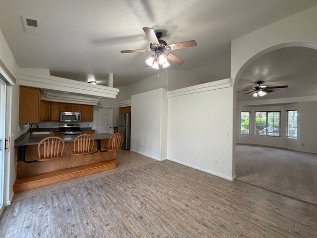 Building Photo - SPACIOUS HOME FOR RENT!