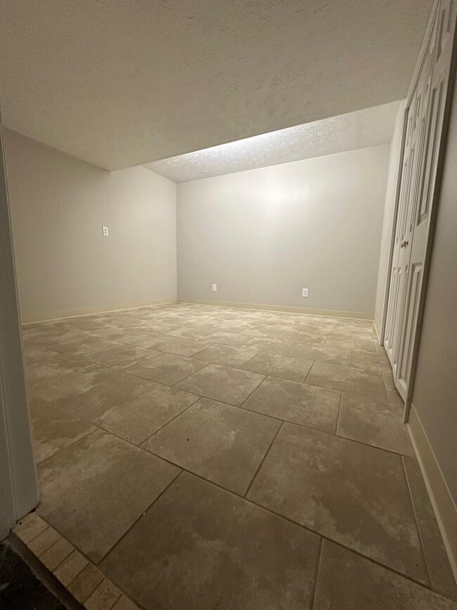 Building Photo - 3505 Lakeside Ct