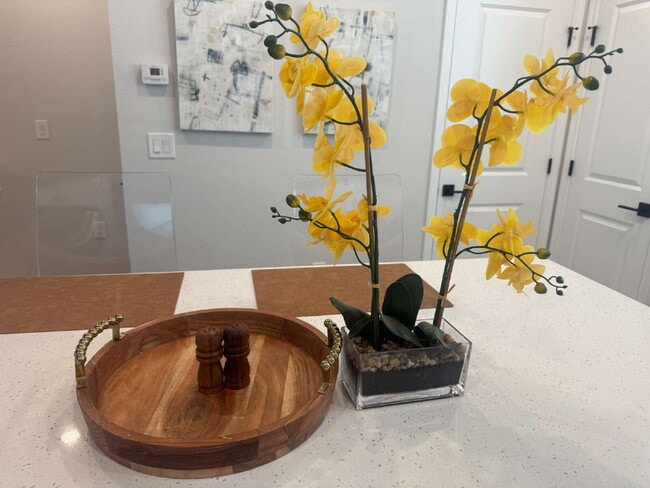 Building Photo - Modern 2-Bedroom Townhome with Garage Parking in the Heart of Jacksonville - Stylish Townhome – 1...