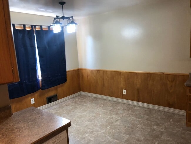 Building Photo - 3 Bed 2 Bath