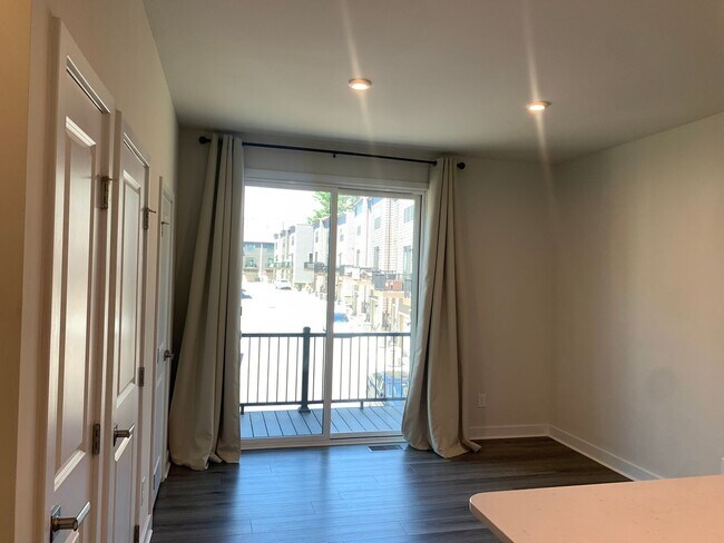 Building Photo - Beautiful Three Bedroom Townhouse!