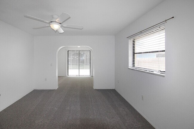 Building Photo - 832 Golf Dr