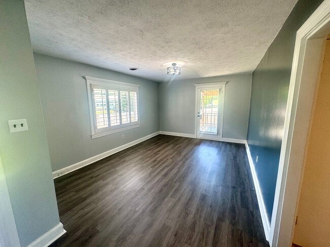 Building Photo - Charming 2 Bed, 1 Bath Home with Private P...
