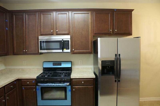 Building Photo - TOWN HOME IN GATED COMMUNITY WITH POOL!