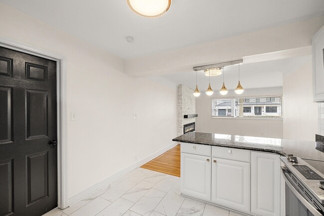 Building Photo - 2046 Yorkshire Rd