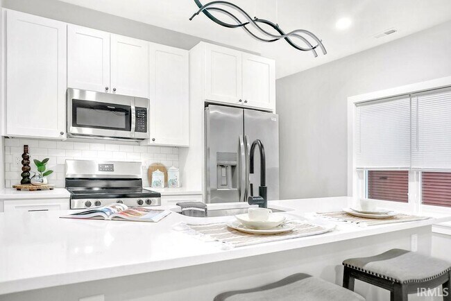 Building Photo - 1112 N Woodburn Ave