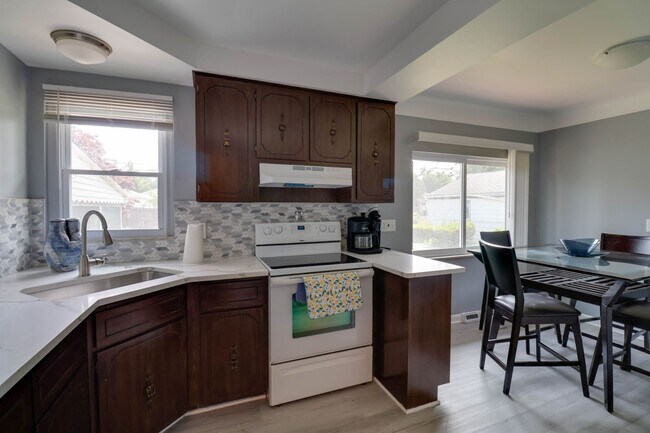 Building Photo - 2 bedroom 2 bath brick ranch