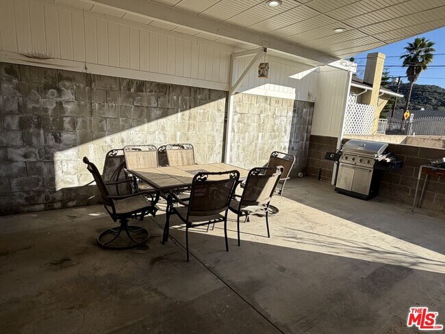 Building Photo - 10006 Samoa Ave