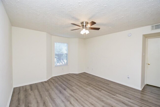 Building Photo - 8051 Bay Branch Dr