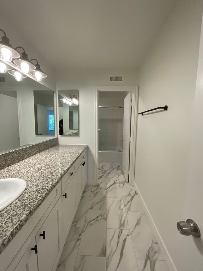 Building Photo - 4 Bedroom 3 Bath 2 Story Home With Family ...