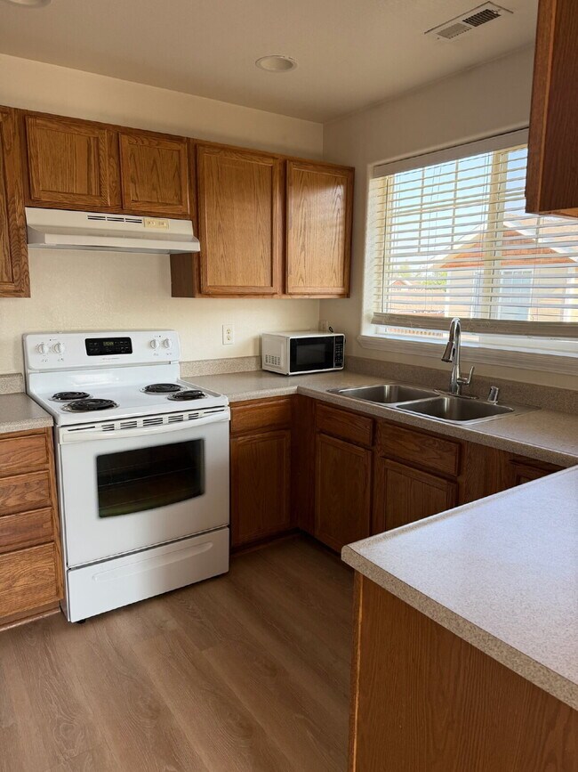 Building Photo - 825 Forest Glen #E