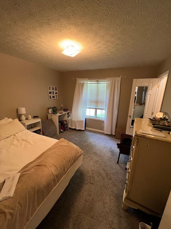 Building Photo - Sleepy Hollow Townhome - Convenient Location and Privacy