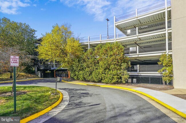 Building Photo - 4860 Eisenhower Ave