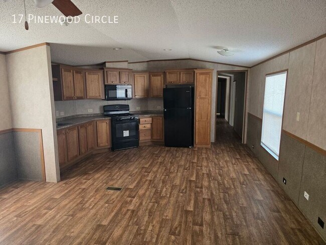 Building Photo - 17 Pinewood Cir