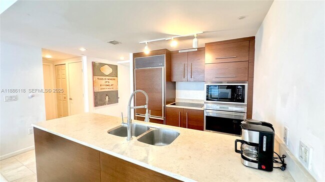 Building Photo - 475 Brickell Ave