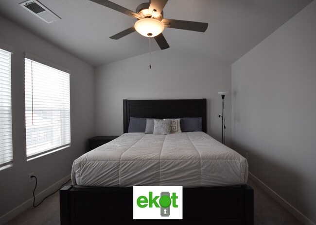 Building Photo - Spacious Townhome Near Shopping! 3 BD 2.5 BTH