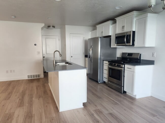 Building Photo - 14928 Messi St