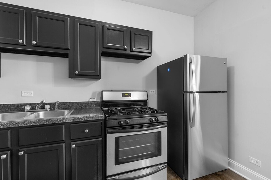 Building Photo - 5847 N Kenmore Ave