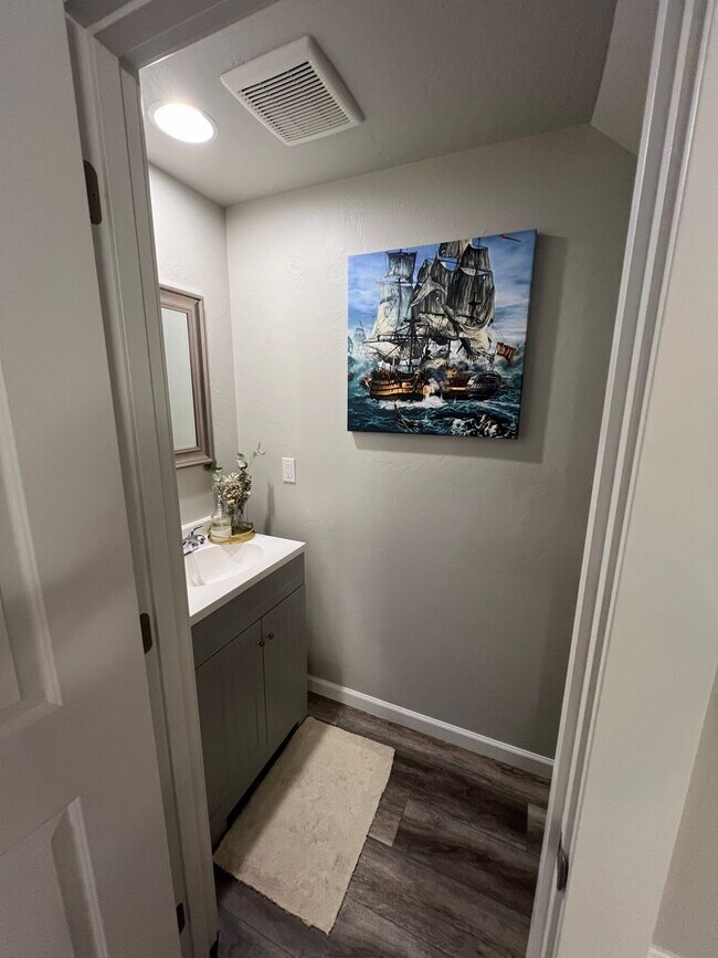 Building Photo - Cozy & Spacious Townhome for Rent