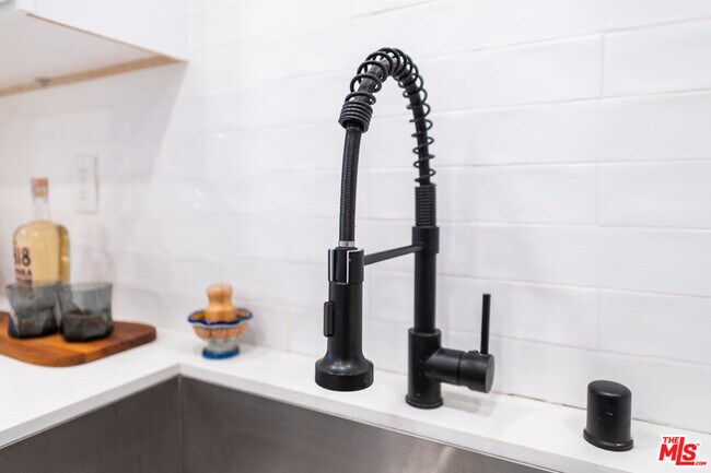 Building Photo - 839 Larrabee St