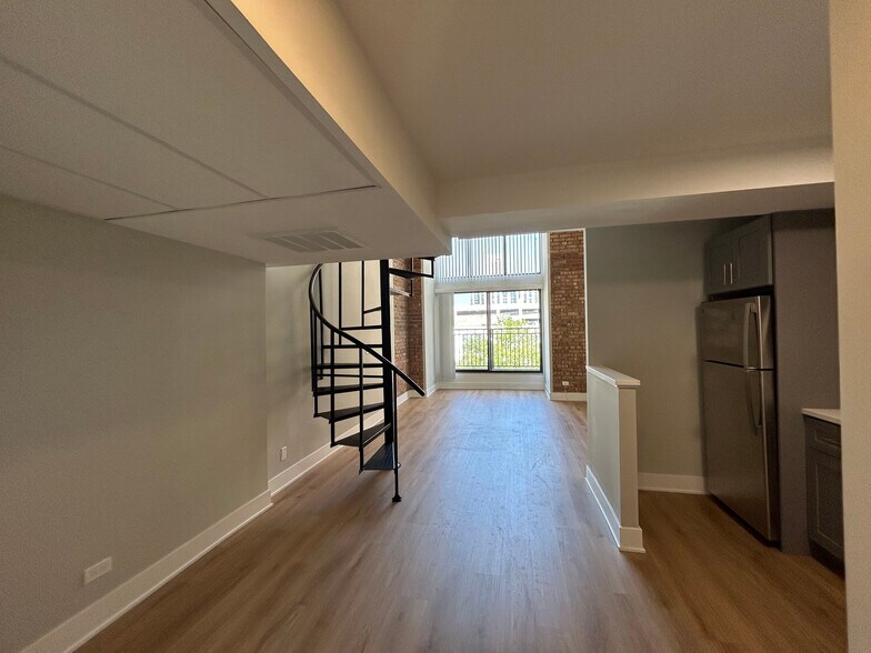 Building Photo - 1214 N La Salle Dr