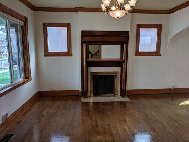 Building Photo - AWESOME 3-BDRM + GARAGE IN DESIRABLE SUNNY...