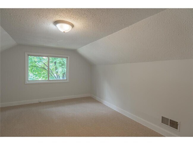 Building Photo - 1020 Wilson Ave