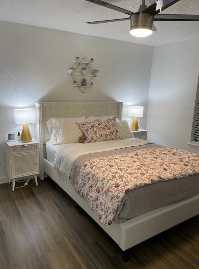 Building Photo - For Rent: Beautifully Remodeled 2 Bed, 2 B...