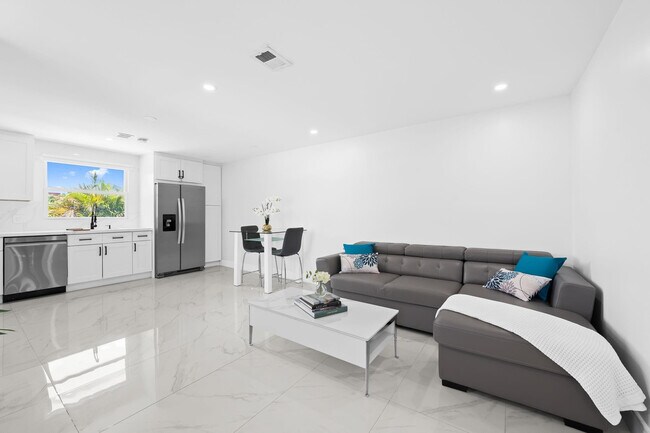 Building Photo - 865 NE 23rd Terrace