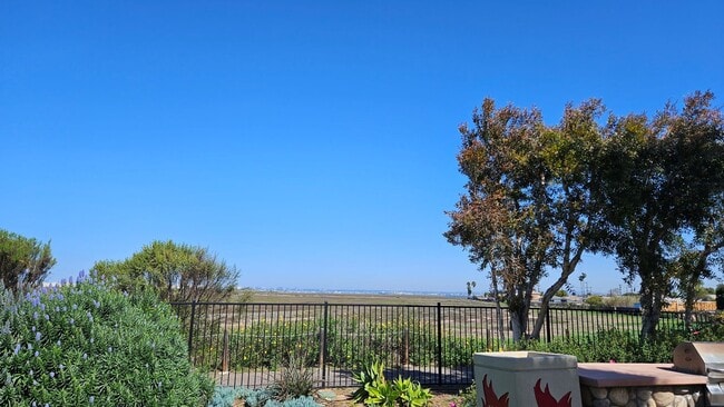 Building Photo - BEAUTIFUL HOME WITH SPECTACULAR VIEWS OF S...