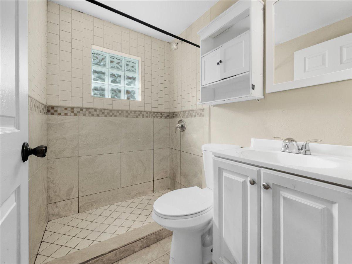 Building Photo - 3080 Linwood Ave